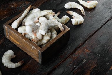 Kaplan Karidesleri ya da Asya kaplan karidesleri seti üzerinde donmuş kabuk, eski, siyah ahşap masa üzerinde, metin için kopya alanı ile