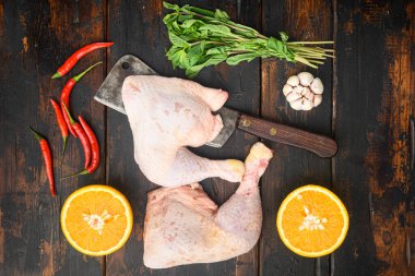 Yapış yapış tavuk malzemeleri seti, eski siyah ahşap masa, üst manzara düz