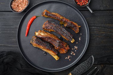 Baharatlı, ızgara pirzola, barbekü seti, tabakta, siyah ahşap masa zemininde, üst manzara düz