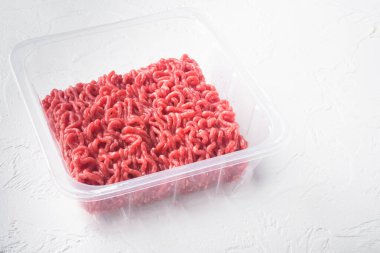 Plastik kabın içinde kıyma, beyaz taş zemin üzerinde, metin için kopyalama alanı
