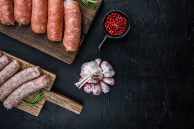 Çiğ sosis seti, üst görünüm metin için boşluk, siyah arkaplan üzerine.