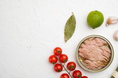 Konserve ton balığı seti, beyaz taş masa arkaplanı, üst görünüm düz yatay, metin için kopyalama alanı