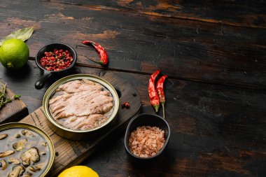 Orkinos teneke setini aç, eski koyu ahşap masa zemininde, metin için kopyalama alanı ile