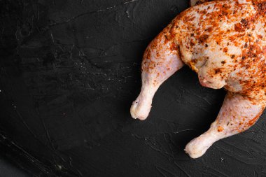 Çiğ tütün tavuk seti, siyah taştan masa arkaplanı, en üstteki düz yatak, metin için kopyalama alanı