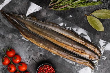 Lamprey plastik paket seti, siyah taş masa arkaplanı, üst görünüm düz yatıyordu