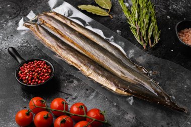 Izgara Lamprey vakum seti, siyah siyah taş masa arkasında.