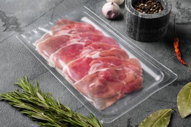 Prosciutto paketi seti, gri taş masa zemininde