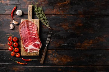 Dilimlenmiş coppa jambon seti, eski koyu ahşap masa arkaplanı, üst görünüm düz yatay, metin için kopyalama alanı ile