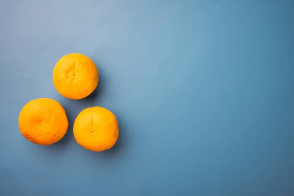 Bright Ripe Tangerines Set Blue Textured Summer Background Top View — Stock Photo, Image