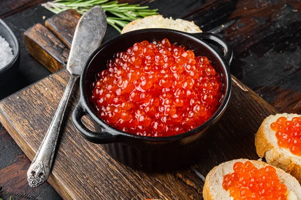 Torradas Canapé Com Caviar Vermelho Fundo Velho Mesa Madeira Escura — Fotografia de Stock