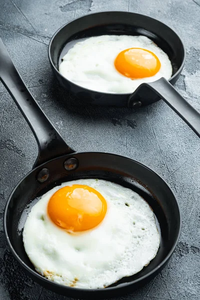 Жареное Яйцо Ингредиентом Чугунной Сковороде Сером Фоне — стоковое фото
