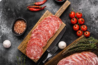 Et antipasto, pancetta, salam, dilimlenmiş jambon prosciutto seti, siyah taş masa zemininde, üst manzara düz.