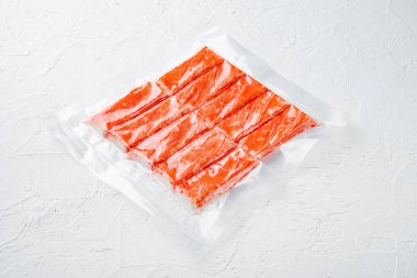 Yengeç çubuğu surimi vakum seti, beyaz arkaplanda