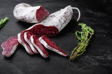 Longaniza, geleneksel salam siyah arka planda İspanyol sosisi.