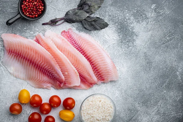 Rauwe Witte Vis Tilapia Met Basmatirijst Kerstomaten Ingrediënten Grijze Achtergrond — Stockfoto