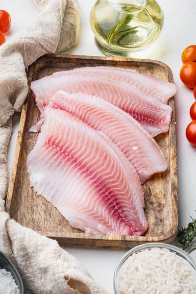 Rauwe Witte Vis Tilapia Met Basmatirijst Kerstomaten Ingrediënten Witte Achtergrond — Stockfoto