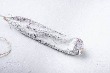 Longaniza İspanyolcası beyaz arka planda kurutulmuş sosis.