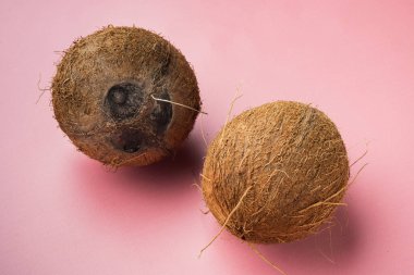 Tam olgunlaşmış hindistan cevizi seti, pembe desenli yaz arkaplanı.