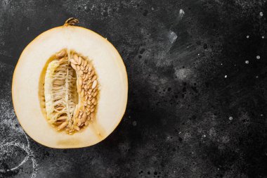 Taze kavun dilimi, siyah taştan masa arkaplanı, üst görünüm düz, metin için kopyalama alanı var.