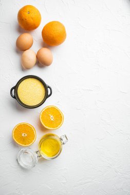 Polenta kek malzemeleri, yumurta ve bal seti, beyaz taş masa arkaplanı, üst görünüm düz, metin alanı için kopyalama alanı ile
