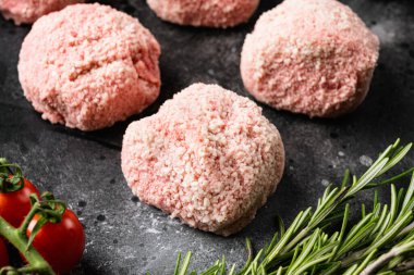 Siyah taş masa zemininde organik kıymalı köfte.