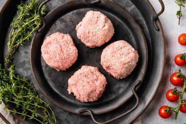 Çiğ kıyma köfte seti, gri taş masa arka planı, üst görünüm düz yatıyordu
