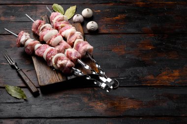 Pişmemiş çiğ et çubukları seti, metin için kopyalama alanı ile, eski koyu ahşap masa arkaplanı üzerinde