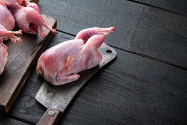 Siyah ahşap zemin üzerinde taze çiğ bıldırcın seti, metin için yer var.