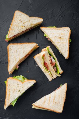 Hindiden, pastırmadan, jambondan, domatesten yapılmış ev yapımı kulüp sandviçi.