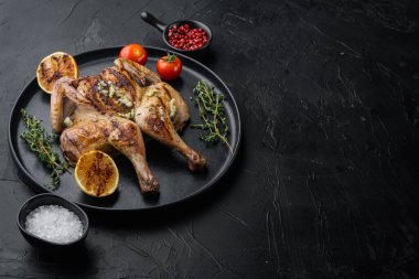 Chimichurri soslu sıçrayan poussin 'ler, metin için fotokopi alanı olan siyah arkaplan
