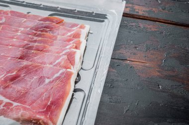 Prosciutto ham seti, eski ahşap masanın üzerinde metin için kopyalama alanı var.