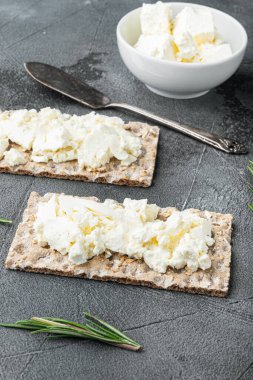 Gri taş masa zemininde tereyağlı çıtır ekmekler.