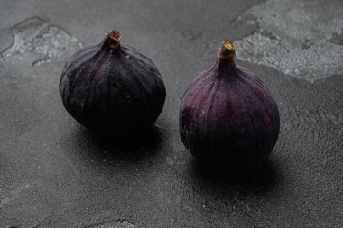 Taze taze incir seti, siyah siyah taş masa zemininde.