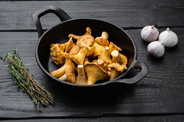 Taze mantarlar, dökme demir tavada.