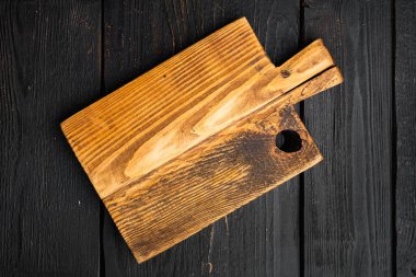 Eski ahşap mutfak seti, üst görünüm düz yatak, metin veya yemek için kopyalama alanı, siyah ahşap masa arka planı