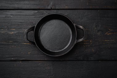 Metin veya yiyecek için kopyalama alanı olan siyah boş kil çömlek seti, üst görünüm düz, siyah ahşap masa arkaplanı üzerine