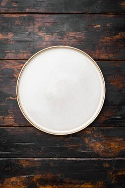 Metin ya da yiyecek kopyalama alanı için metin ya da yiyecek için Rustik plaka seti, üst görünüm düz, eski koyu ahşap masa arkaplanı