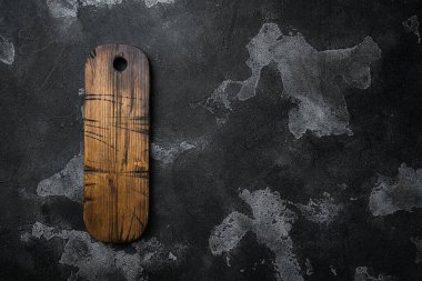 Boş vintage kesme tahtası seti, siyah koyu taş masa arkaplanı, üst görünüm düz yatay, metin veya ürün için kopyalama alanı ile