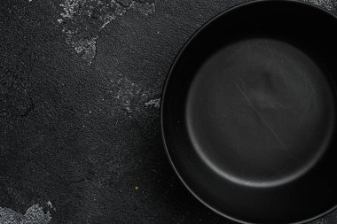 Siyah kase seti, metin ya da yemek için kopyalama alanı, metin ya da yiyecek için kopyalama alanı, üst görünüm düz, siyah taş masa arkaplanı