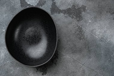 Siyah çömlek seti, metin veya yemek için kopyalama alanı, metin veya yemek için kopyalama alanı, üst görünüm düz, gri taş masa arkaplanı