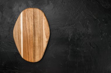 Boş vintage kesme tahtası seti, siyah koyu taş masa arkaplanı, üst görünüm düz yatay, metin veya ürün için kopyalama alanı ile