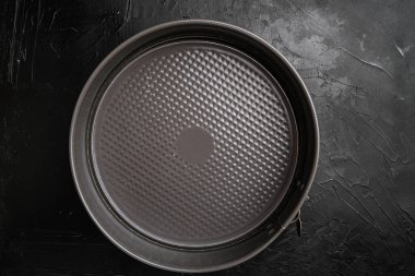 Turta seti için boş fırın tepsisi, metin veya yiyecek için kopyalama alanı, metin veya yiyecek için kopyalama alanı, üst görünüm düz, siyah koyu taş masa arkaplanı