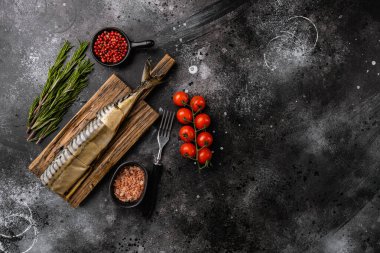 Tütsülenmiş balık seti, siyah taş masa arkaplanı, üst görünüm düz, metin için kopyalama alanı ile