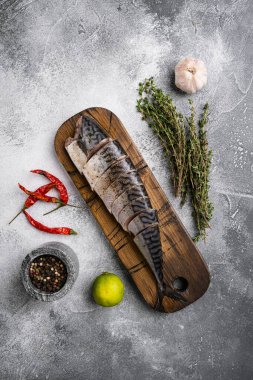 Taze balık uskumrusu seti, gri taş masa zemininde, üst manzara düz yatıyordu.