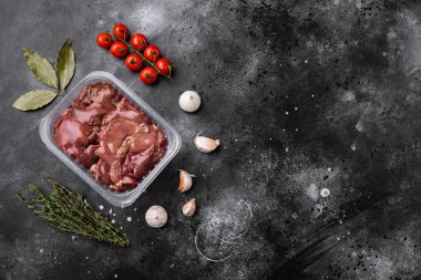 Tavuk ciğer kabı seti, siyah taştan masa arkaplanı, üst görünüm düz yatay, metin için kopyalama alanı