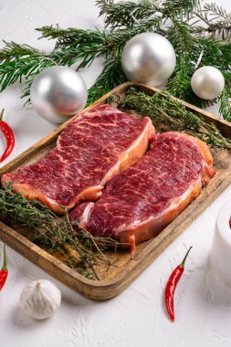 Beyaz taş masa zemininde, yeni yıl mermer biftek seti.