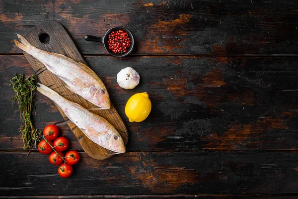 Poisson Chèvre Cru Ensemble Poisson Entier Frais Avec Des Ingrédients — Photo