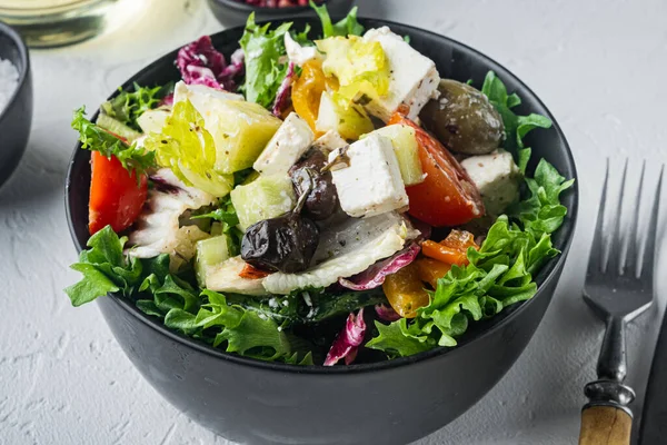 Salada Grega Com Queijo Feta Azeitonas Frescas Orgânicas Sobre Fundo — Fotografia de Stock