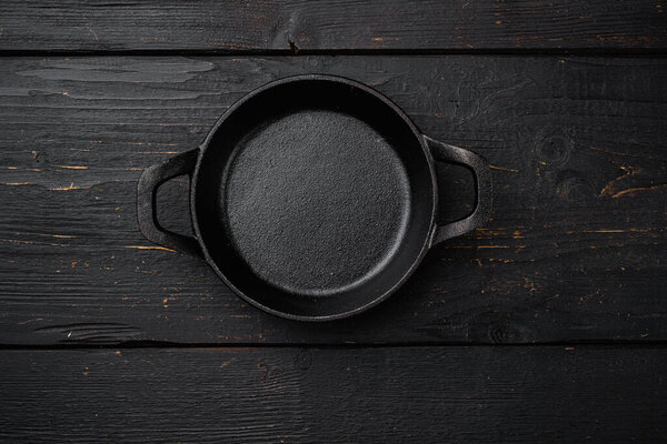 Черный пустой горшок с местом для копирования текста или еды с местом для копирования текста или еды, плоский вид сверху, на черном деревянном фоне стола