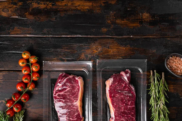 Nyers Steak Csomag Készlet Régi Sötét Asztal Háttér Felülnézet Lapos — Stock Fotó